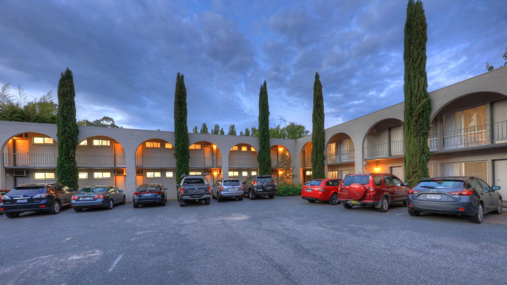 Riverbank Park Motel Bright Exterior photo