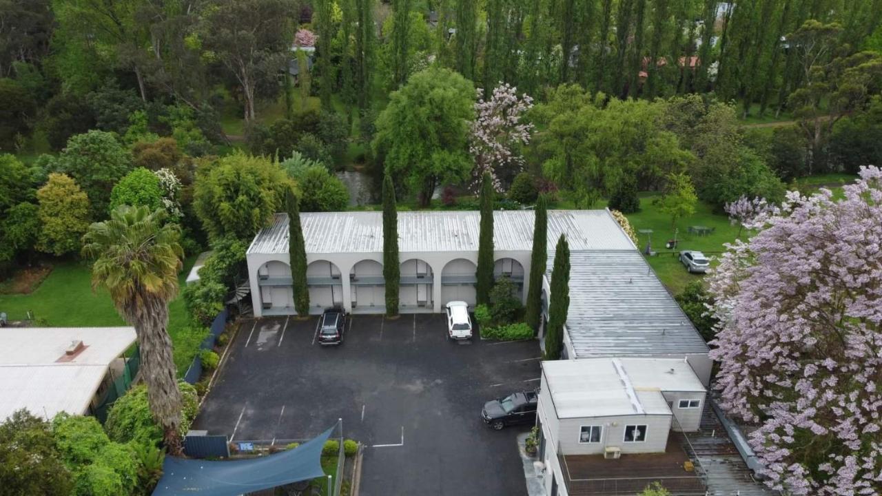 Riverbank Park Motel Bright Exterior photo